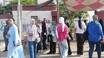 طلاب الثانوية العامة يتجهون إلى المدارس لأداء امتحانات الفيزياء والتاريخ.