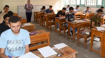توزيع استمارات الإجابة في لجان الثانوية العامة لملء بيانات الطلاب قبل الاختبار
