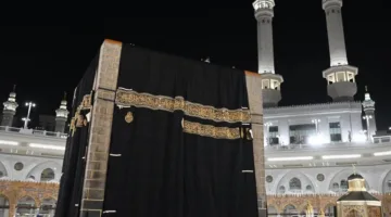 الهيئة العامة لشؤون الحرمين تُكمل عملية تغيير كسوة الكعبة.