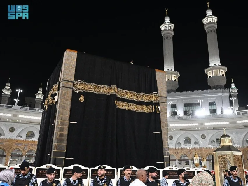 الهيئة العامة لشؤون الحرمين تُكمل عملية تغيير كسوة الكعبة. الهيئة العامة لشؤون الحرمين تُكمل عملية تغيير كسوة الكعبة.