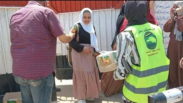 «مستقبل وطن» يقدم مياه وعصائر لطلاب الثانوية