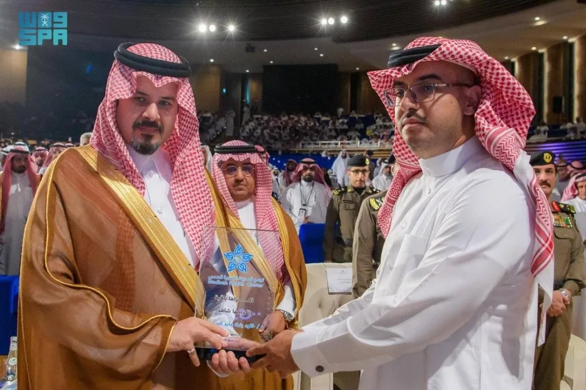الأمير سلمان بن سلطان يشرف على احتفال تخرج الطلاب والطالبات في البرامج الصحية بتجمع المدينة المنورة الصحي. الأمير سلمان بن سلطان يشرف على احتفال تخرج الطلاب والطالبات في البرامج الصحية بتجمع المدينة المنورة الصحي.