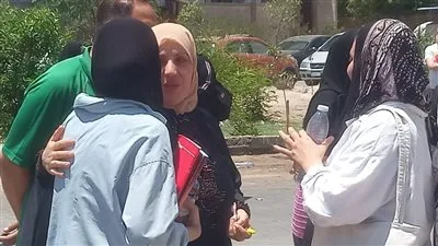 تاريخ الأدب ينتظر.. آراء الطلاب حول امتحان الفيزياء واحتجاجات على نقص المراوح في لجان الثانوية بالإسماعيلية تاريخ الأدب ينتظر.. آراء الطلاب حول امتحان الفيزياء واحتجاجات على نقص المراوح في لجان الثانوية بالإسماعيلية