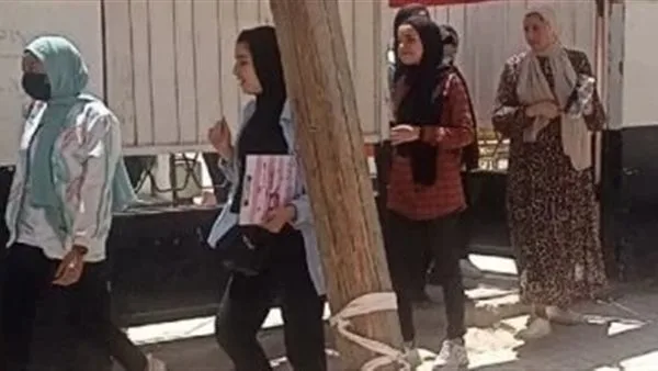 طلاب الثانوية العامة في بني سويف: امتحانات الفيزياء والتاريخ تناسب مستوى الطالب المتوسط. طلاب الثانوية العامة في بني سويف: امتحانات الفيزياء والتاريخ تناسب مستوى الطالب المتوسط.
