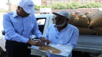 محافظ أسوان يطمئن عمال مطحن ناصر: القمح المصري في المقدمة والأهداف تحققت بنسبة 113%