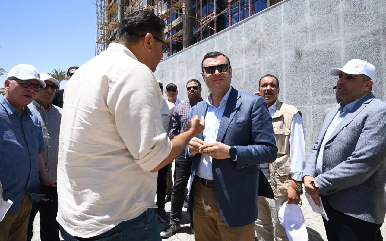 وزير الإسكان يزور “مزارين” والحي اللاتيني في العلمين الجديدة ويأمر بزيادة وتيرة أعمال التشطيب والتنسيق الحضاري.