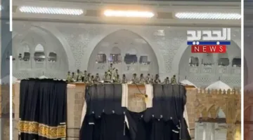 تغيير غلاف الكعبة المشرفة (فيديو)