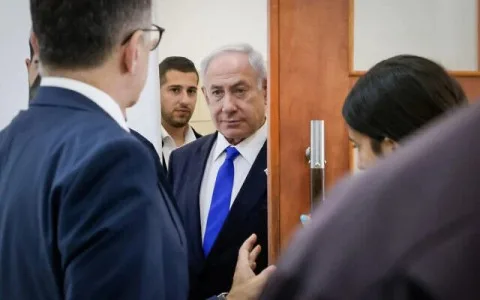 نتنياهو يعبر عن امتنانه لترامب بسبب اقتراحه بإلغاء محاكمته بتهم الفساد.. جدل كبير في إسرائيل.. انقسامات بين مؤيد ومعارض للتدخل الأمريكي نتنياهو يعبر عن امتنانه لترامب بسبب اقتراحه بإلغاء محاكمته بتهم الفساد.. جدل كبير في إسرائيل.. انقسامات بين مؤيد ومعارض للتدخل الأمريكي