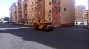 استمرار أعمال الرصف والتطوير في منطقة العمري بحي غرب سوهاج كجزء من خطة مشاريع برنامج التنمية المحلية في صعيد مصر.