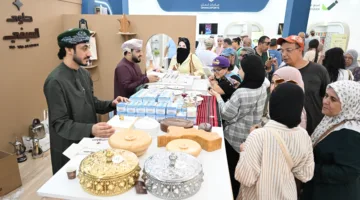 جناح سلطنة عمان يسلط الضوء على الهوية التجارية والثقافية للزوار في معرض الجزائر الدولي.