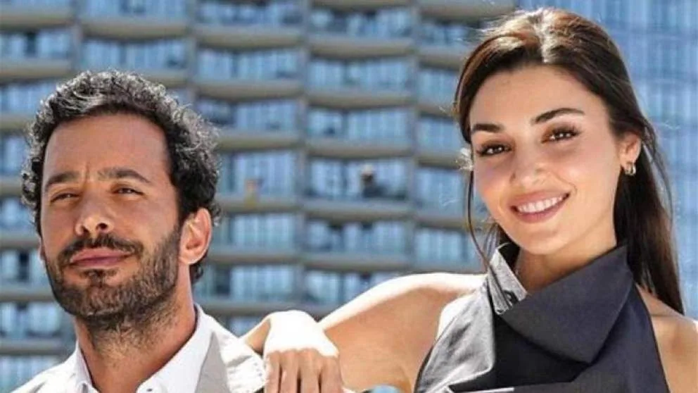 فيديو يكشف إعجاب هاندا ارتشيل بباريش أردوتش ونظراتها له تثير حديث الجمهور فيديو يكشف إعجاب هاندا ارتشيل بباريش أردوتش ونظراتها له تثير حديث الجمهور