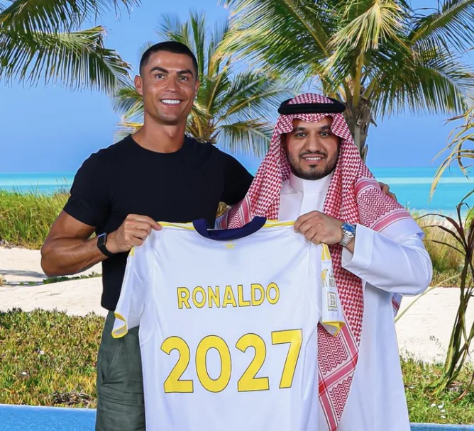 لنخلق التاريخ: رسائل رونالدو لجماهير النصر السعودي بعد تجديد عقده لموسمين – فيديو