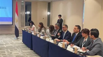 وزير الاستثمار والتجارة الخارجية يشارك في فعاليات طاولة النقاش لقطاع السيارات