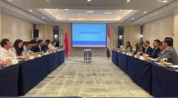 وزير الاستثمار والتجارة الخارجية يشارك في أنشطة طاولة الحوار لقطاع السيارات