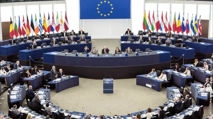 المجلس الأوروبي ينادي بوقف القتال في غزة ويعبر عن التزامه بحل الدولتين. المجلس الأوروبي ينادي بوقف القتال في غزة ويعبر عن التزامه بحل الدولتين.