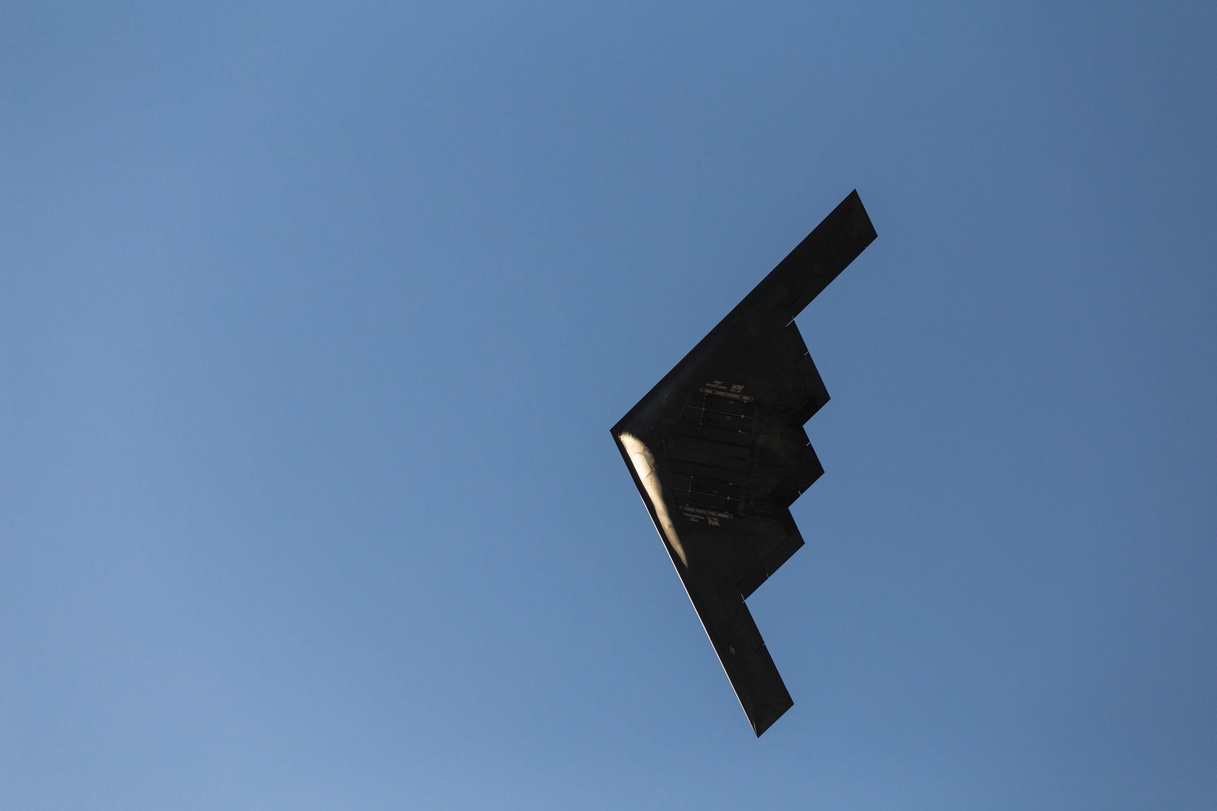 قاذفة الشبح الأمريكية B-2 فوق باسادينا في ولاية كاليفورنيا