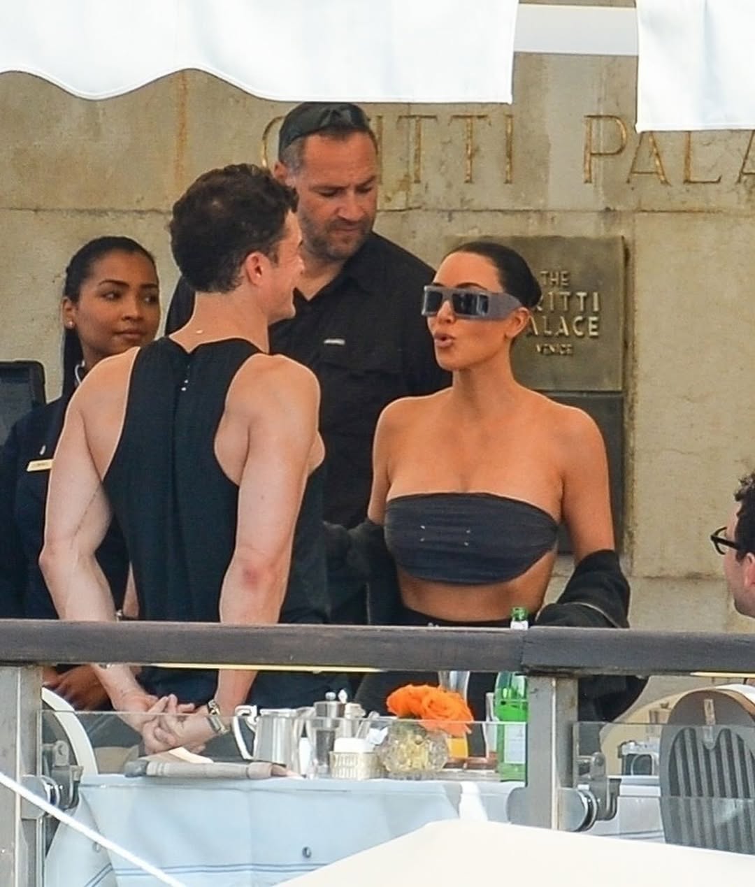 دردشة بين كيم كارداشيان وأورلاندو بلوم (من موقع Justjared)