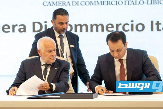 مدير صندوق التنمية وإعادة إعمار ليبيا بلقاسم حفتر يوقع مذكرة تفاهم مع إحدى الشركات الإيطالية خلال منتدى بنغازي، الأربعاء 25 يونيو 2025 (صفحة الصندوق على فيسبوك)