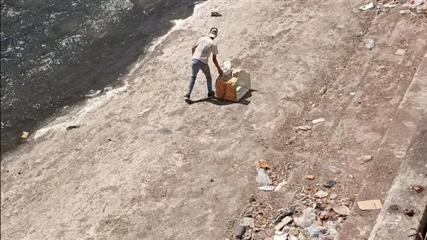 تم القبض عليه وعوقب بتنظيف نهر بعد محاولته التخلص من النفايات فيه!