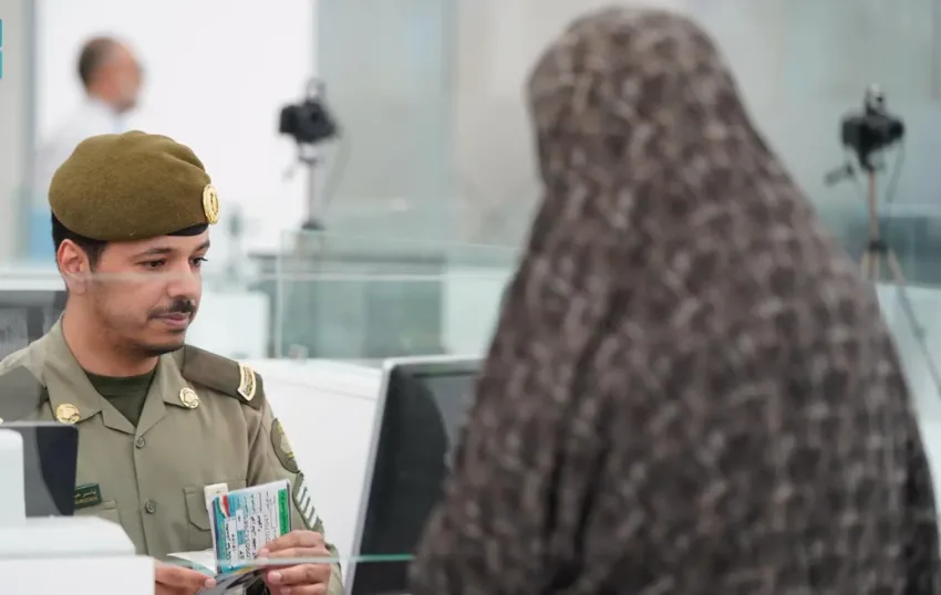 الجوازات تستمر في تقديم خدماتها لتيسير مغادرة حجاج إيران عبر منفذ جديدة عرعر الجوازات تستمر في تقديم خدماتها لتيسير مغادرة حجاج إيران عبر منفذ جديدة عرعر