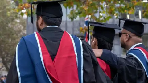 طلاب جامعيون