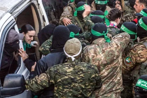 “50 رهينة وتوسيع اتفاقيات إبراهيم”: صفقة رفيعة المستوى دون وجود وفد إسرائيلي في مصر أو قطر، ونتنياهو يسعى لإنجازها بأعلى المستويات. “50 رهينة وتوسيع اتفاقيات إبراهيم”: صفقة رفيعة المستوى دون وجود وفد إسرائيلي في مصر أو قطر، ونتنياهو يسعى لإنجازها بأعلى المستويات.