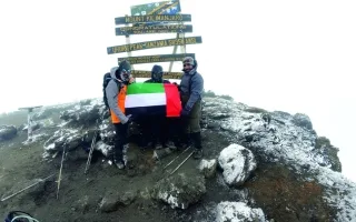 متعافٍ من الإدمان في دبي يتسلق أعلى قمة جبل في الكرة الأرضية