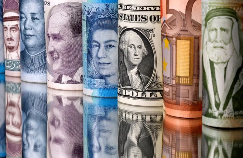 انخفاض قيمة الدولار الأمريكي أمام اليورو والجنيه الإسترليني إلى أدنى مستوى له منذ عام 2021.