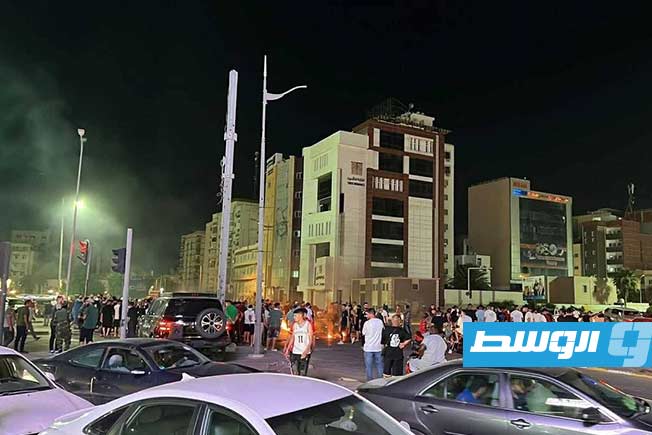 جماهير الاتحاد تحتج بمحيط النادي في باب بن غشير ضد رئيس النادي محمد إسماعيل، الخميس 26 يونيو 2025 (فيسبوك)