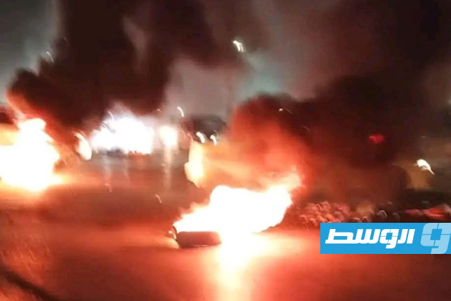 جماهير الاتحاد تحرق الإطارات بمحيط النادي في باب بن غشير ضد رئيس النادي محمد إسماعيل، الخميس 26 يونيو 2025 (فيسبوك)