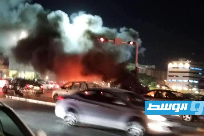 جماهير الاتحاد تحرق الإطارات بمحيط النادي في باب بن غشير ضد رئيس النادي محمد إسماعيل، الخميس 26 يونيو 2025 (فيسبوك)