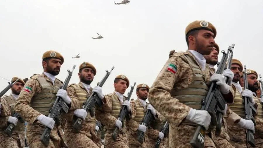 قائد الجيش الإيراني يثمن جهود الشعب البطل والمجاهدين المخلصين في القوات المسلحة