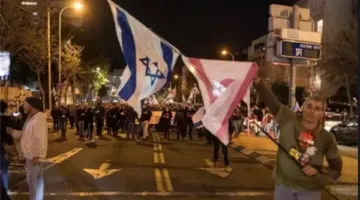 شرطة الاحتلال ت disperses a protest in Tel Aviv calling for an end to the war in Gaza.