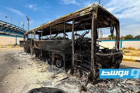 حافلة نادي الاتحاد المحترقة خارج الملعب الذي استضاف مباراته مع الأهلي طرابلس، 18 يونيو 2025. (الإنترنت)
