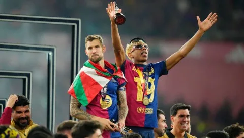 يامال يعتلي القميص رقم 10 الذهبي في برشلونة يامال يعتلي القميص رقم 10 الذهبي في برشلونة