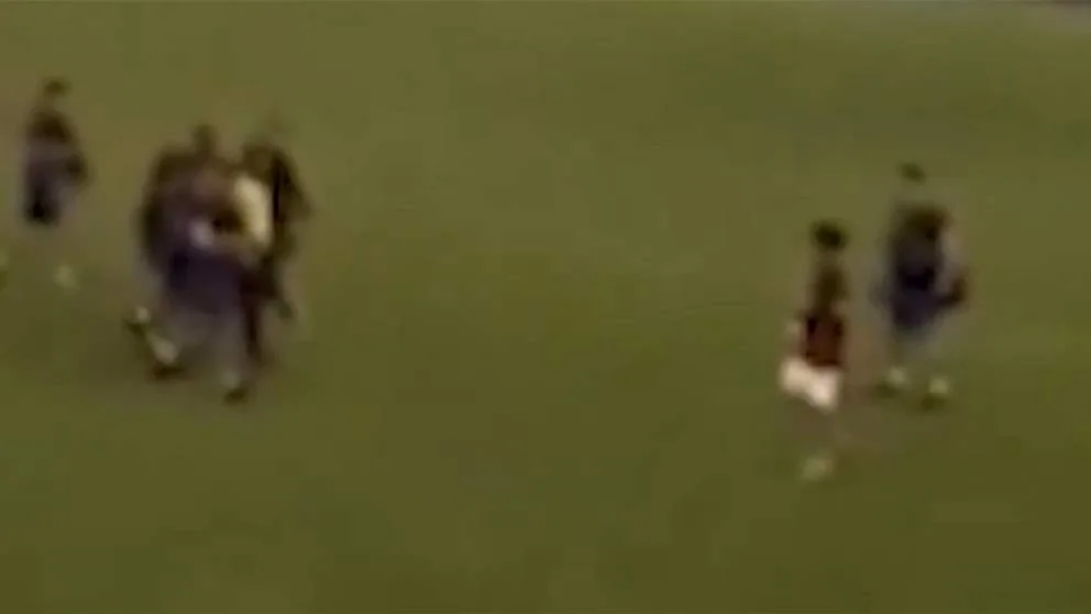 فيديو – اعتقال حكم خلال توليه إدارة مباراة فيديو – اعتقال حكم خلال توليه إدارة مباراة