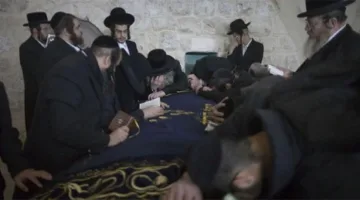 الضفة الغربية: اشتباكات بين فلسطينيين ومستوطنيين أثناء دخولهم “قبر يوسف” في نابلس