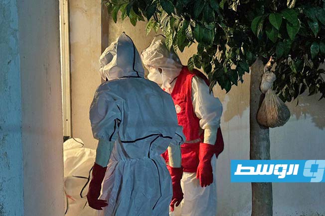 فريق جمعية الهلال الأحمر فرع طرابلس خلال انتشاله جثمان في سوق الجمعة، 26 يونيو 2025. (صفحة الفرع على فيسبوك)