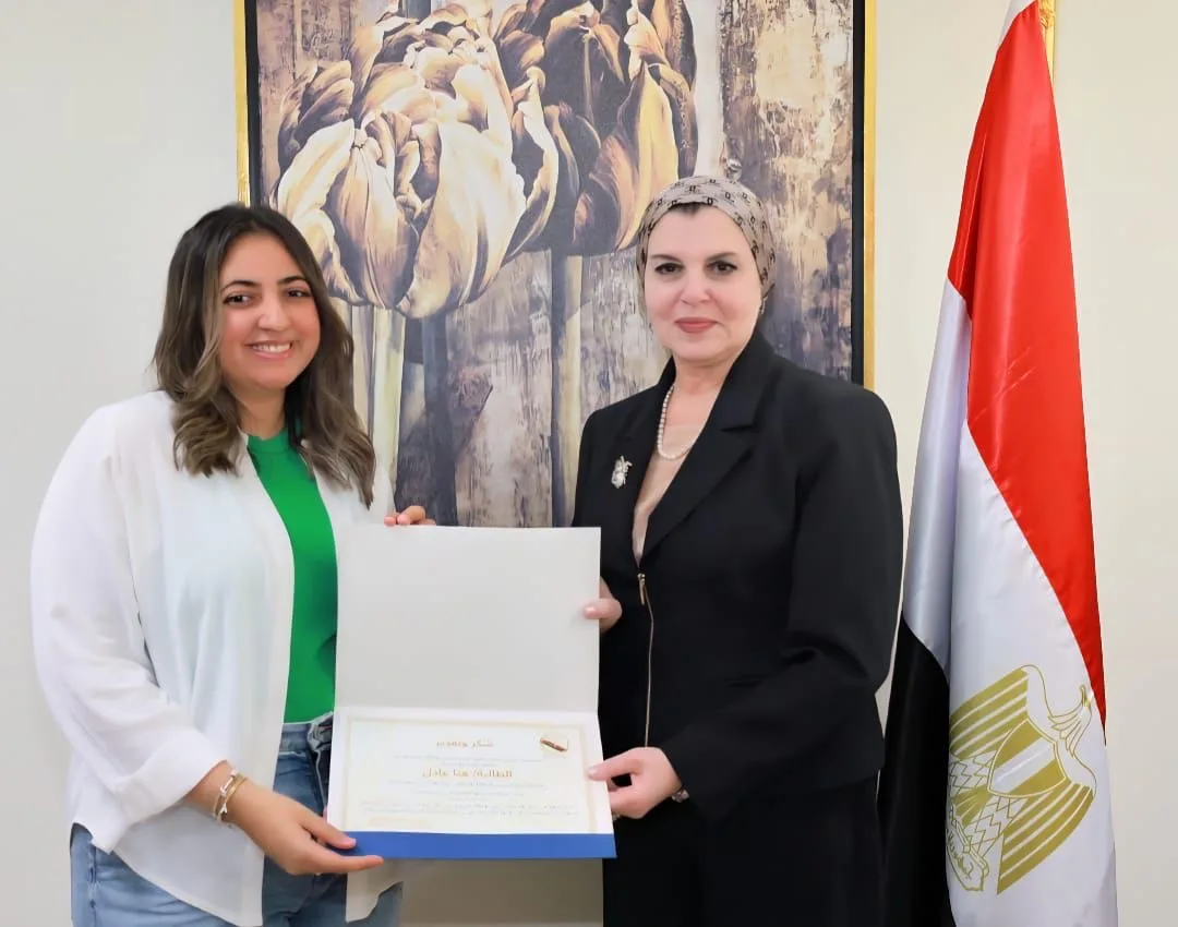 النيابة الإدارية تكرّم طالبات من “آداب القاهرة” على مشروع تخرج يهدف لتمكين ودمج ذوي الهمم.