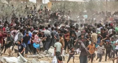فضيحة مدوية: ضباط إسرائيليون يقرون بإعدام فلسطينيين في مراكز توزيع المساعدات في غزة بناءً على أوامر من القادة العسكريين. فضيحة مدوية: ضباط إسرائيليون يقرون بإعدام فلسطينيين في مراكز توزيع المساعدات في غزة بناءً على أوامر من القادة العسكريين.