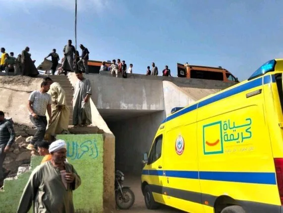 مقتل 14 شخصًا وإصابة 6 في حادث تصادم سيارتين على الطريق الإقليمي بمحافظة المنوفية مقتل 14 شخصًا وإصابة 6 في حادث تصادم سيارتين على الطريق الإقليمي بمحافظة المنوفية