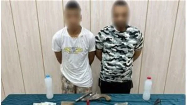 احتجاز المتهمين في سرقة أموال ومجوهرات من شقة في منطقة الخليفة