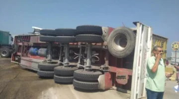 انقلاب شاحنة على الطريق الإقليمي في المنوفية