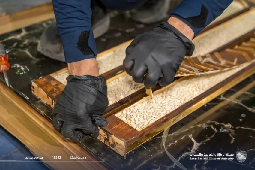 الزكاة والضريبة والجمارك تنجح في إحباط محاولة تهريب 732 ألف حبة من مادة الإمفيتامين المخدر الزكاة والضريبة والجمارك تنجح في إحباط محاولة تهريب 732 ألف حبة من مادة الإمفيتامين المخدر