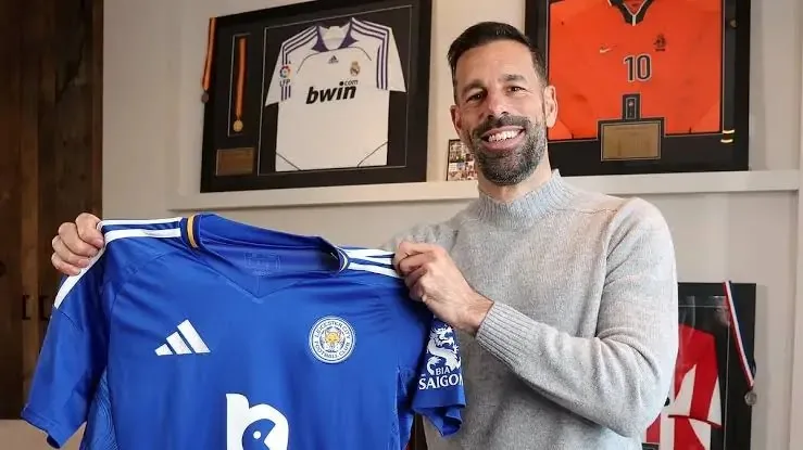 ليستر سيتي ينهي عقده مع فان نيستلروي عقب الهبوط القاسي من الدوري الممتاز. ليستر سيتي ينهي عقده مع فان نيستلروي عقب الهبوط القاسي من الدوري الممتاز.