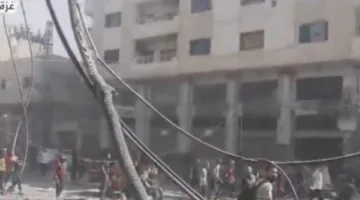 طاقم العربية يتعرض لقصف إسرائيلي في شارع الوحدة بغزة | تابعوا الفيديو