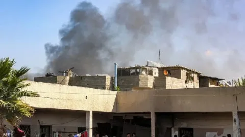 إسرائيل تقتل 40 فلسطينياً في قطاع غزة يوم الجمعة، بينهم أطفال ونازحون، وتسبب في إصابة العشرات جراء سلسلة من الغارات والهجمات المتواصلة. إسرائيل تقتل 40 فلسطينياً في قطاع غزة يوم الجمعة، بينهم أطفال ونازحون، وتسبب في إصابة العشرات جراء سلسلة من الغارات والهجمات المتواصلة.