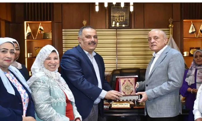 محافظ الأقصر يزور أسطول السيارات الجديدة ويفتتح ورشة لإنتاج ملابس السلامة المهنية
