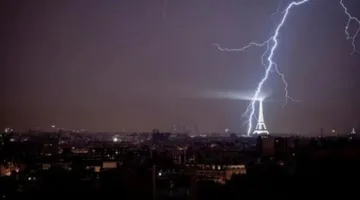 عاصفة شديدة تقتلع الأشجار وتؤدي إلى إغلاق المدارس والدوائر الحكومية في باريس