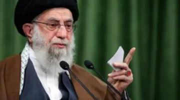خامنئي يواجه تحديات التعامل مع آثار الضربات العسكرية وضمان استقرار الحكم بعد الصراع مع إسرائيل.